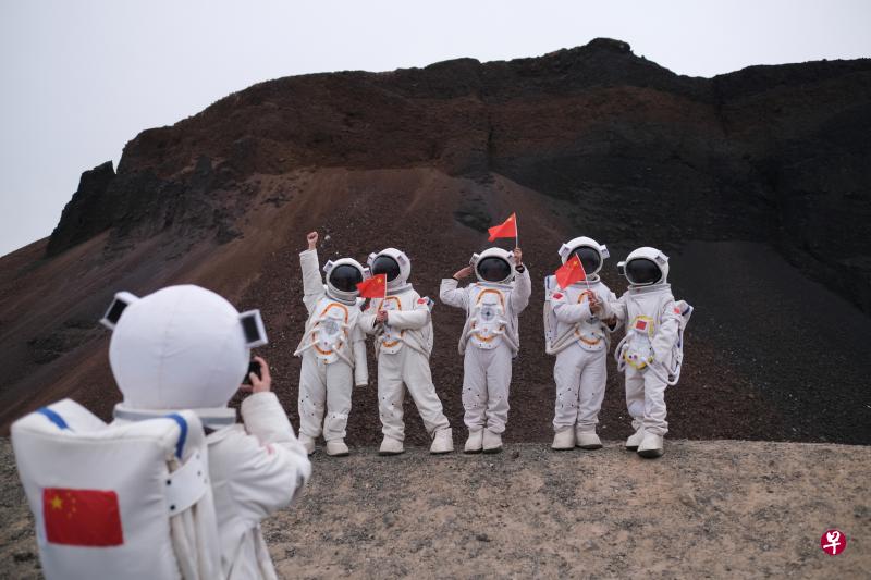 游客穿“宇航服” 漫游乌兰哈达火山