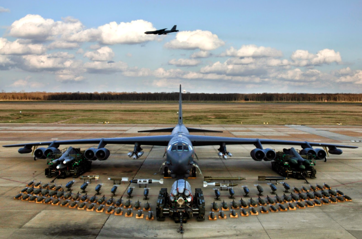 B-52H轰炸机可携带AGM-86B导弹，该巡航导弹配备了核弹头。