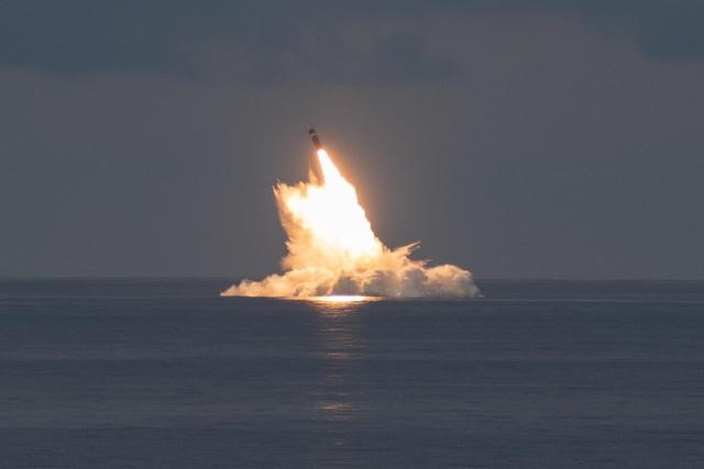 “怀俄明”号战略核潜艇发射 “三叉戟”-2D5LE潜射弹道导弹。