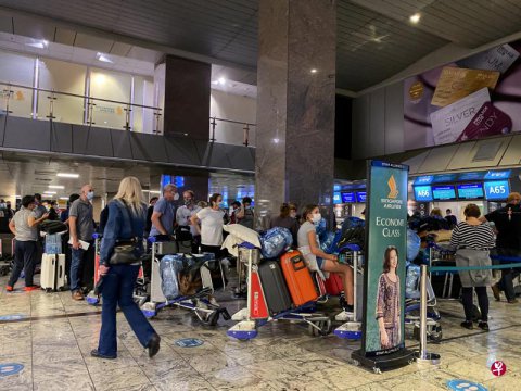 多国对南非实施入境限制 旅客涌向机场