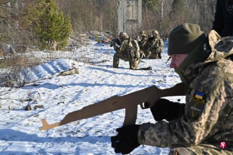 与乌总统泽连斯基通电话应对俄军压境 拜登保证美国会保护乌克兰