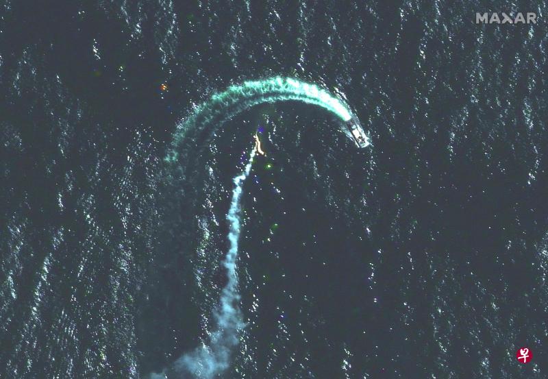 俄部队黑海蛇岛再遭重挫 乌导弹击中俄海军后勤补给船