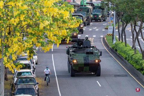 台湾云豹装甲车驶入街道展开战备侦巡