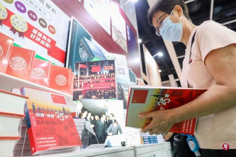 香港国安法实施后首个香港书展 批评陆港政论及社运书籍几乎绝迹