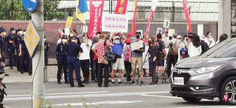 台湾民众 “示威”“欢迎”佩洛西到访