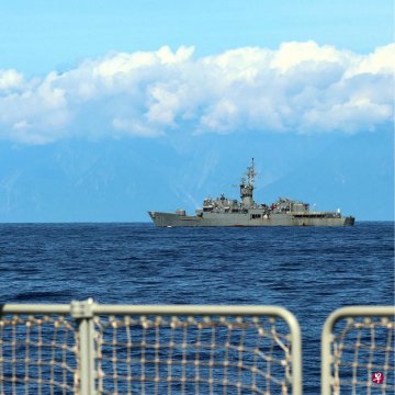战机与军舰持续抵近海岸线 中国最大规模军演模拟攻台