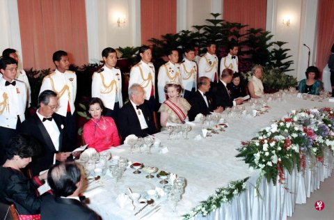 英女王曾三度访问新加坡 为新英关系延续留下重要印记