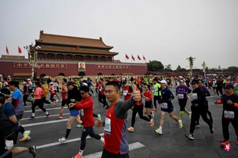 动态清零下谨慎开跑 近两万人参加北京马拉松赛