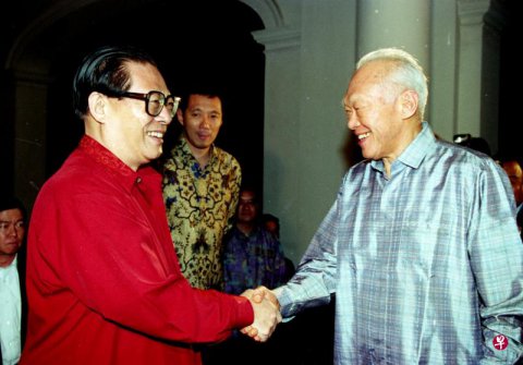 与新加坡建国总理李光耀交情甚笃 江泽民领导中国期间积极推动新