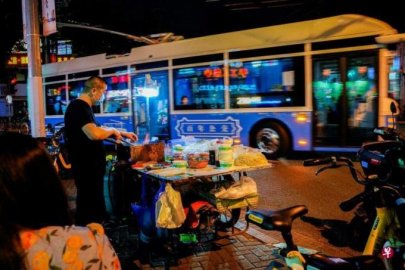  中国经济复苏不均衡 摊贩街边赚钱补贴收入