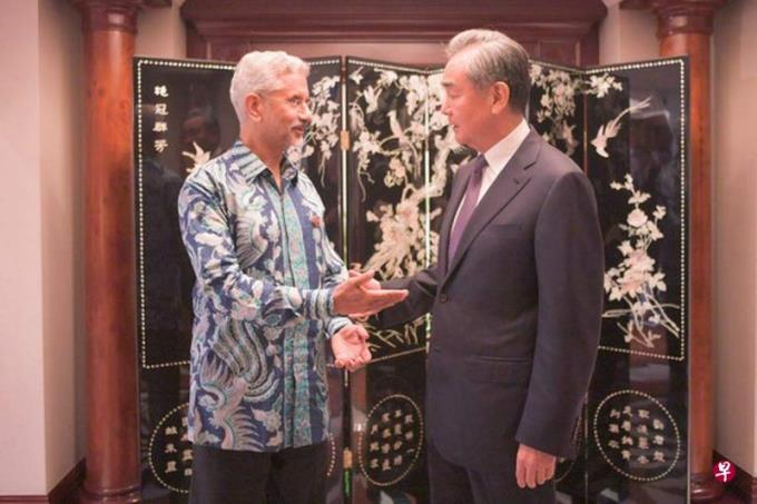 王毅与印外长会面 同意尽快就边界问题举行会谈