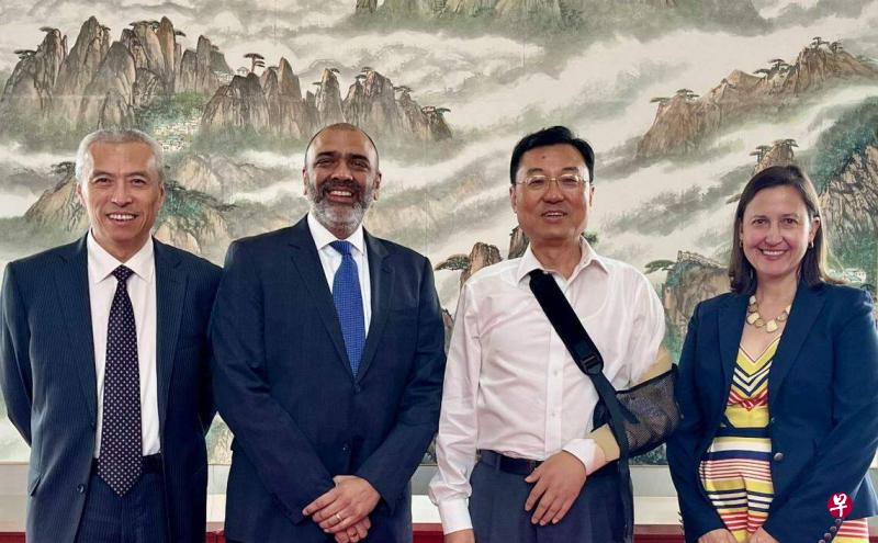 中国驻美大使谢锋带绑带出席活动 证实手臂受伤恢复中