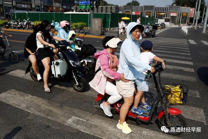 中国景区再现“人从众”,但服务消费火爆难掩实物消费颓势