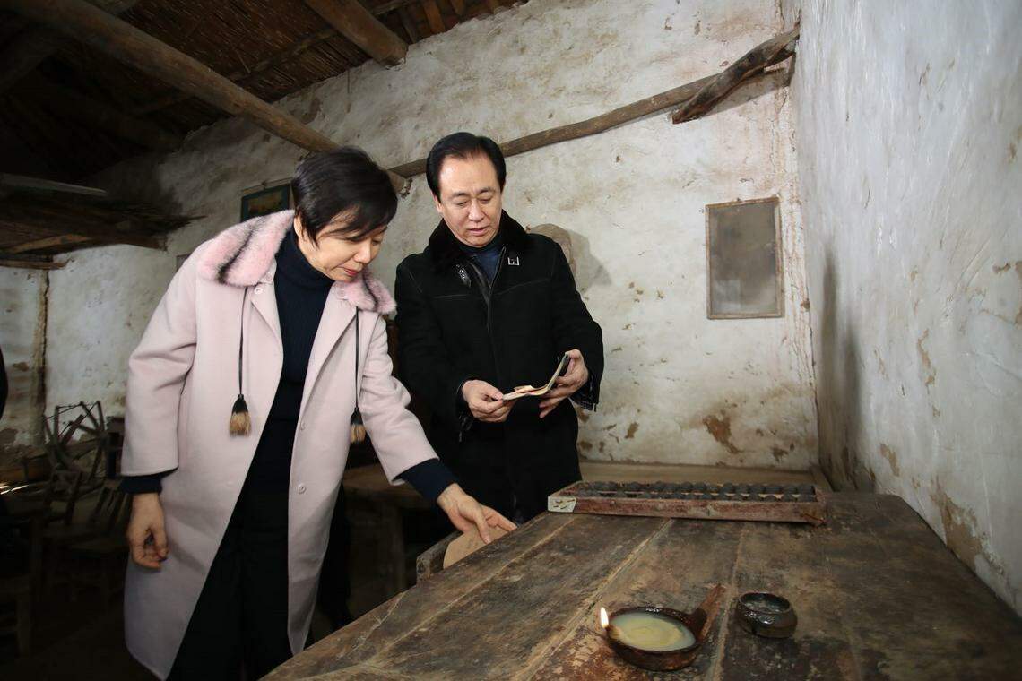 中国恒大集团在最新公告中,未将丁玉梅(左)列为许家印的配偶。图为许家印和丁玉梅2018年回到河南省周口市太康县老家。(互联网)