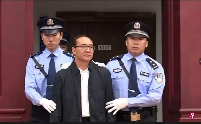 受贿百套房百个停车位 云南原医院院长庭审画面曝光