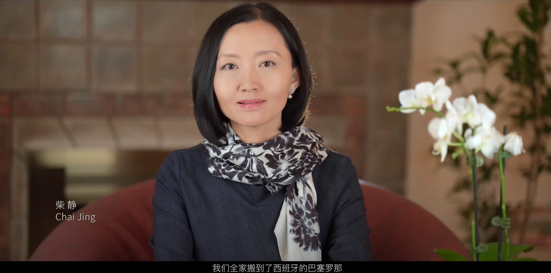 《陌生人》纪录片中,柴静留着和往日一样的齐肩短发,颈间系着一条丝巾。(纪录片截图)