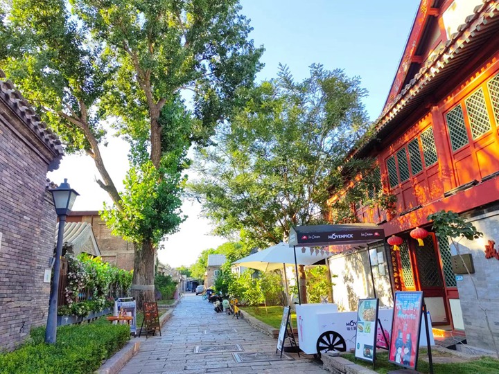 北京胡同的面貌和功能经历蜕变,老旧的胡同经过改造,餐厅、咖啡厅等商业场所纷纷进驻,书写另一种胡同风景。图为北京青云胡同,梅兰芳故居就在这条胡同上。(孟丹丹摄)