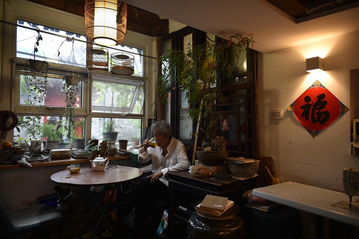 姚建华大爷住的房子,面积还不到20平米,另有个小阁楼是夫妇俩的卧室区。他在这里生活甘之如饴。(李山一摄)