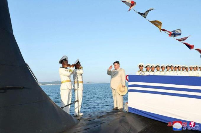 朝鲜称建成第一艘核攻击型潜艇 金正恩出席下水仪式
