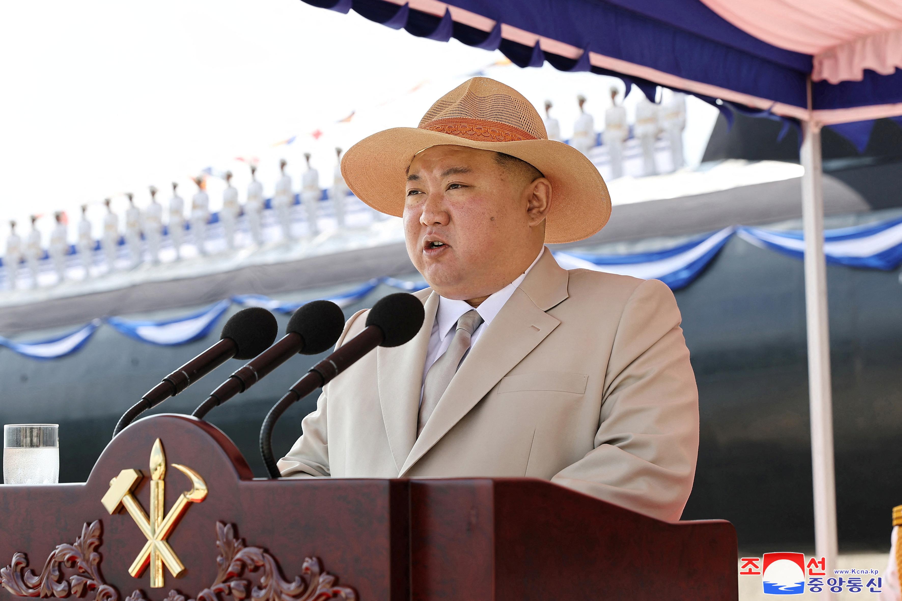 金正恩在致辞时强调,朝鲜海军核武装化刻不容缓,应加快向海军交付搭载战术核的水下和水上舰艇,让海军圆满执行战略使命。(路透社)
