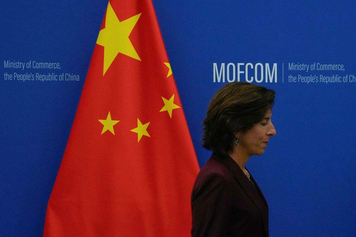 美国商务部长雷蒙多8月访华期间,中美决定组成商务部副部长级工作小组,以及出口管制信息交流机制,为争端进行沟通,被视作两国更进一步恢复制度化接触途径。(路透社)