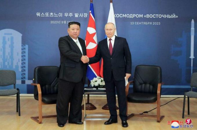 朝俄首脑会谈 金正恩椅子令朝方保镖紧张摇头