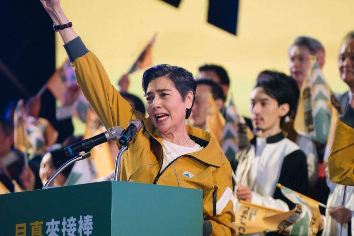 《人选之人》中的林月真,是一名成熟政客,曾当选新北市市长,施政满意度全台第一,在结尾时也当选新一任台湾。(互联网)