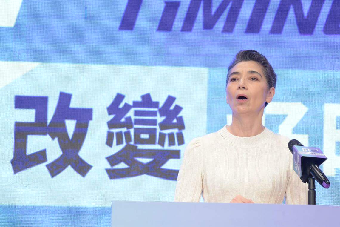 赖佩霞星期四发表参选演说,谈及自己参选的原因和能做的事,期间数次几乎哽咽。(中通社)