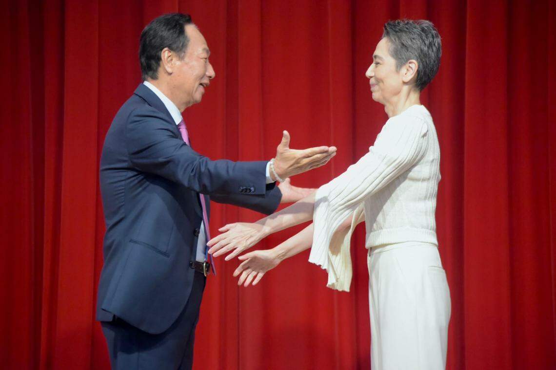 郭台铭(左)说,赖佩霞是他唯一正式邀请担任副手的人。(中通社)