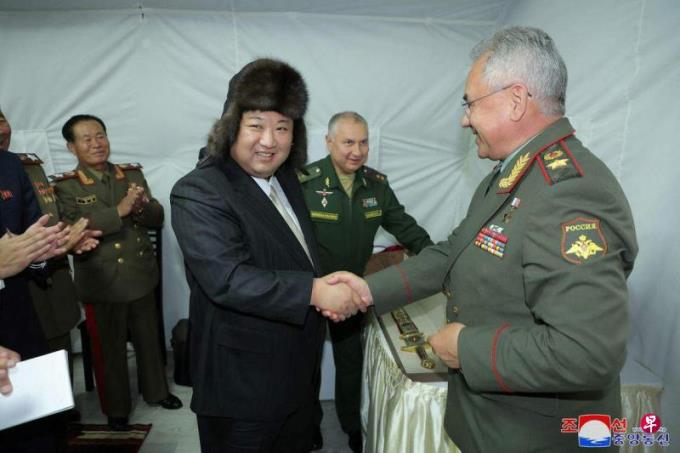 金正恩与绍伊古讨论加强俄朝国防合作的实际问题