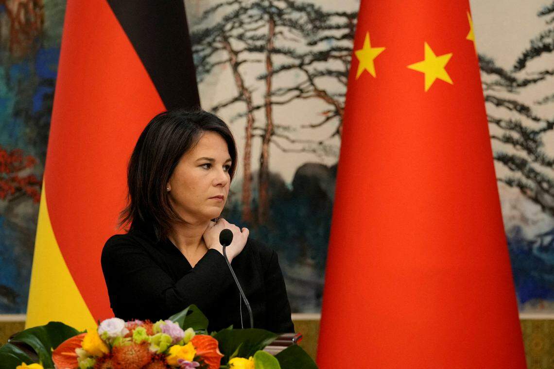 德国外交部长贝尔伯克星期天受访时表示,支持欧盟对北京补贴电动车行业展开调查。图为贝尔伯克今年4月与时任中国外长秦刚(不在图内)出席钓鱼台国宾馆举行的联合记者会。(路透社档案照)