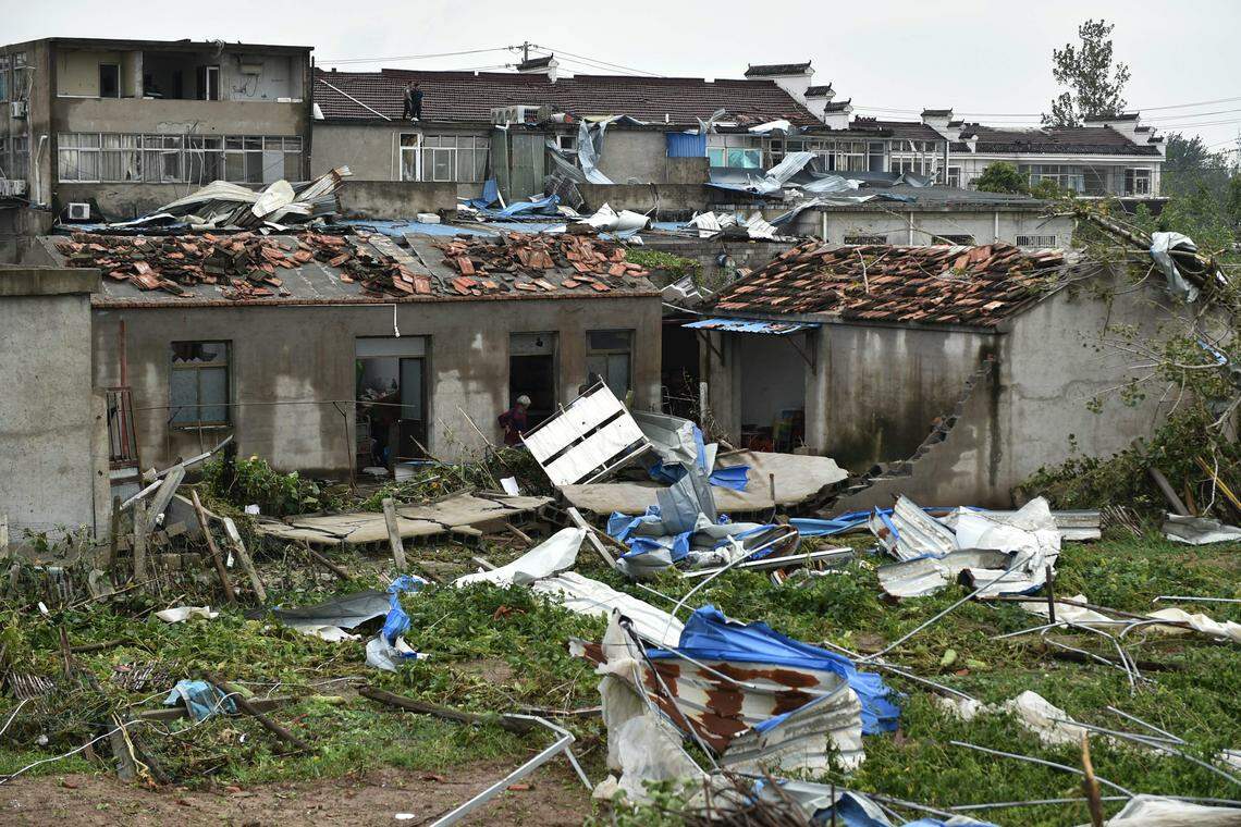 江苏宿迁市龙卷风造成1646户房屋一般受损,137户房屋倒塌。(法新社)