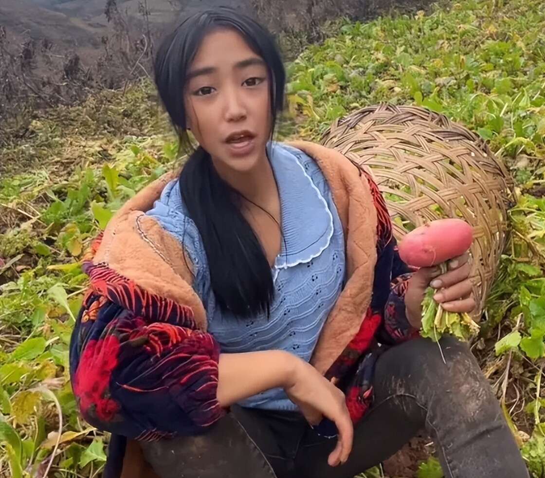 靠“卖惨”成为网红的“凉山孟阳”拥有300多万粉丝,此前便被媒体扒出造假行为。她也在此次专案中因虚假宣传涉嫌犯罪,被警方抓捕。(互联网)