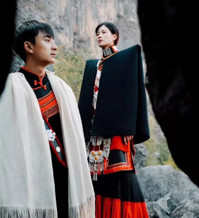 警方称,MCN公司通过设计剧本、话术,为“凉山曲布”(左)和“赵灵儿”(右)编造了淳朴的男主角形象和纯真善良的女主角形象,打造“大凉山原生态”人设。图为两人身穿民族服装的艺术照。(互联网)