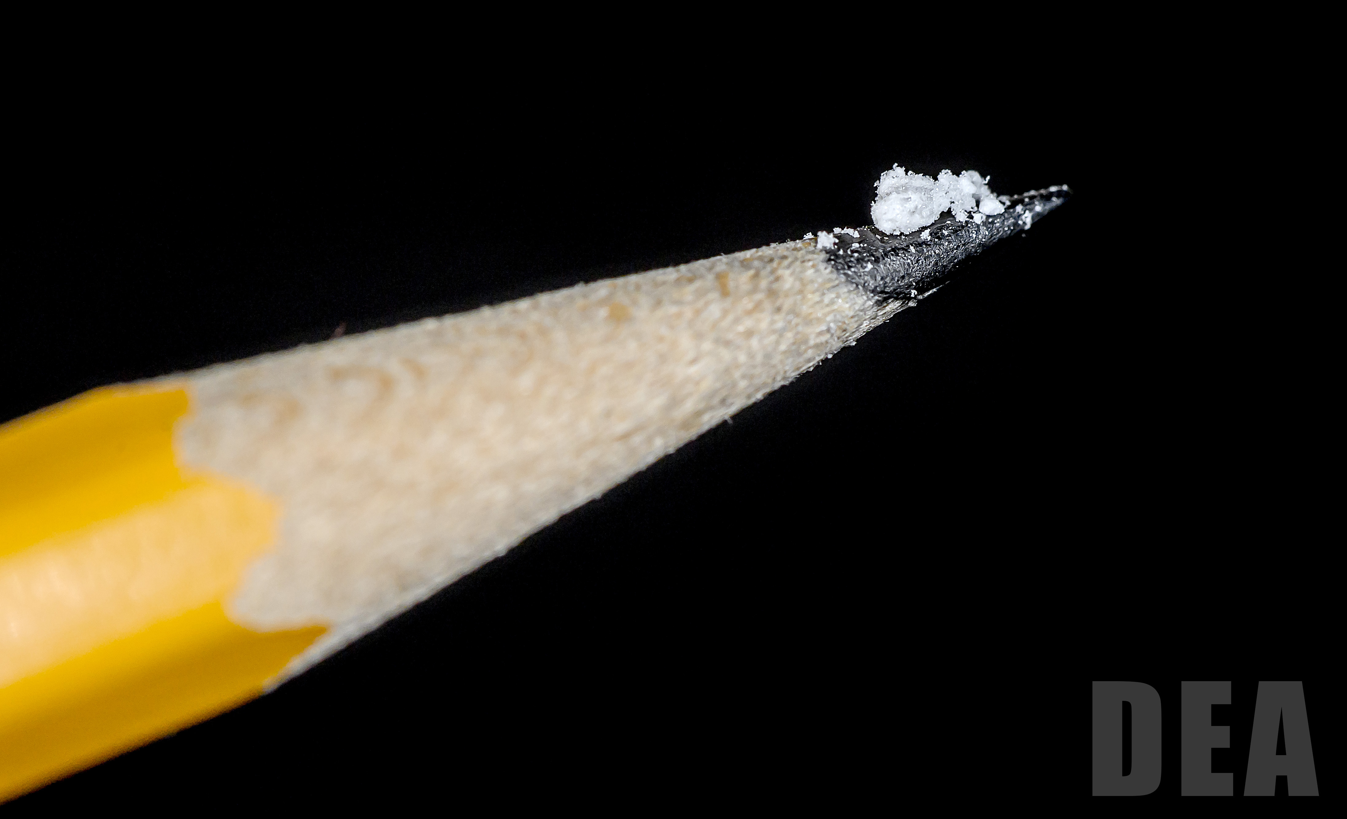 两毫克的芬太尼,即这支铅笔尖上的毒品量,就足以致死。(取自美国缉毒局网站)