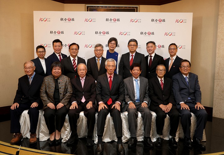 报庆晚宴开始前,活动主宾新总理李显龙(前排中)同新报业媒体主席许文远(前排右三)和总裁张丽琳(前排左二),以及本地华文报现任与历任高管与高级编辑合影。前排左起:杜南发、周景锐、黄锦西、林任君;后排左起:韩咏梅、吴新迪、成汉通、严孟达、李慧玲、胡以晨、陈康威、潘正镭。(邝启聪摄)