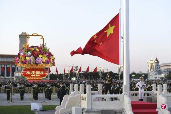 超过30万人齐聚天安门广场观看中国十一升旗仪式