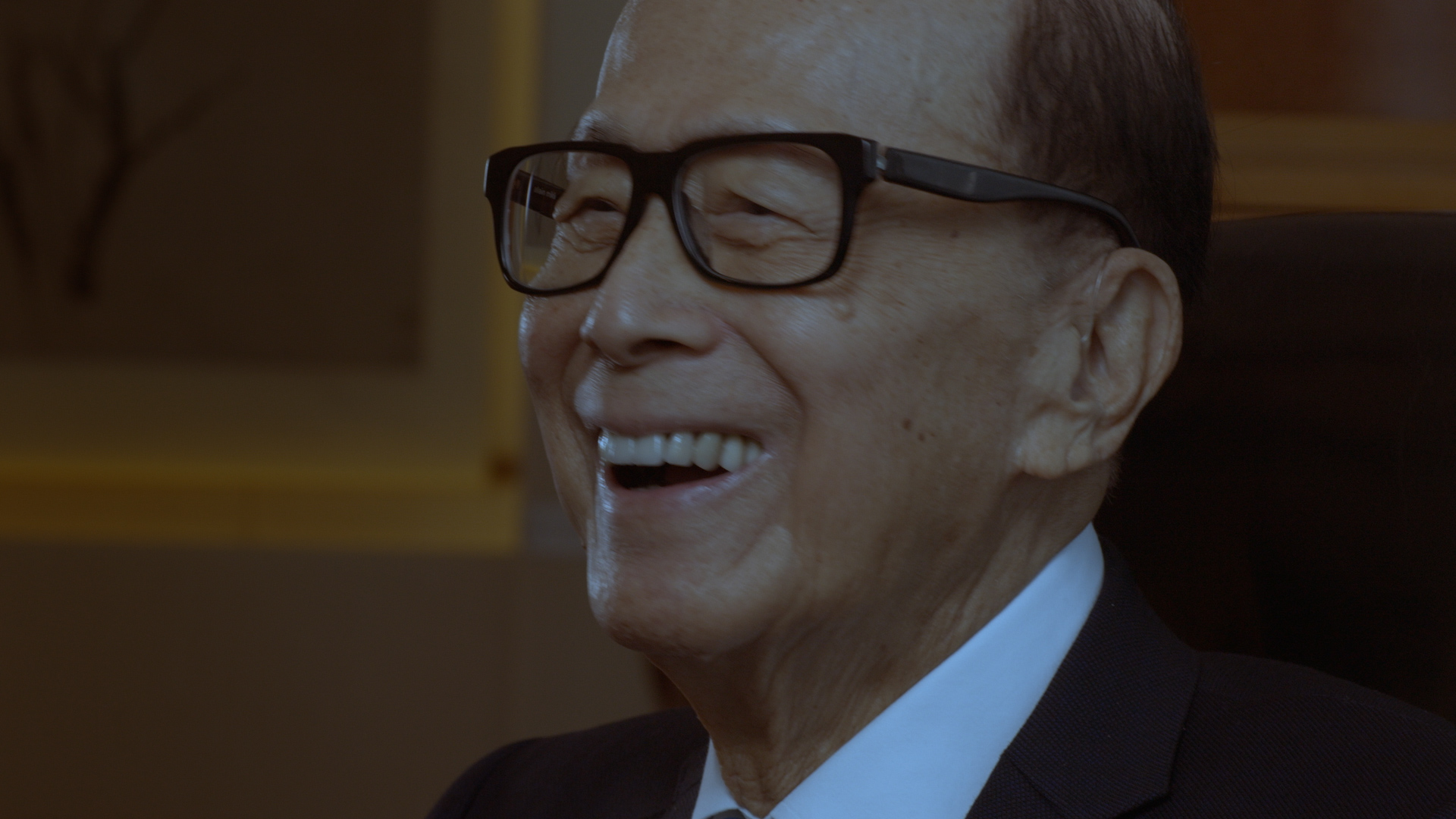 李嘉诚接受制作组采访时谈起与李光耀交集的往事回味无穷。(视频截图)