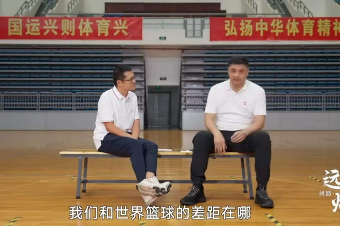 中国篮球名宿刘玉栋(右)直言,现在的国家队,都是软骨头。(视频截图)