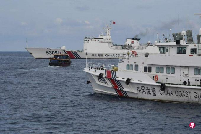 中菲紧张升级 中国海警黄岩岛海域驱离菲海军炮艇