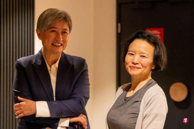 澳籍记者成蕾被拘三年后获释 中国指她服刑期满被驱逐出境