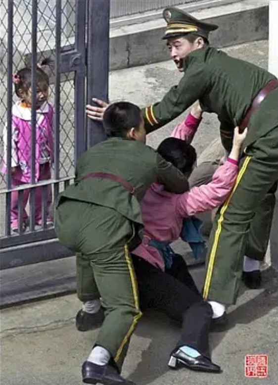 金韩美(图中小女孩)一家闯入日本领事馆的照片被记者拍到,并迅速在全球传播。(互联网)