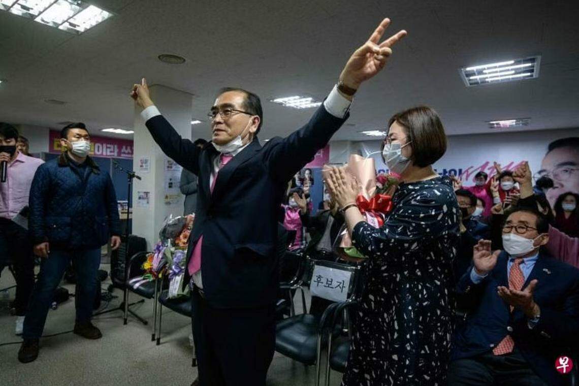 脱北者太救民(原名太永浩)2020年当选首尔江南区国会议员后,比出胜利的手势。(法新社)