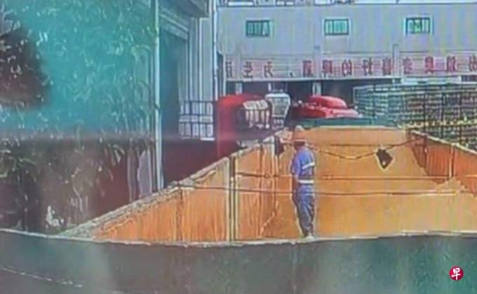 网传青岛啤酒工人在原料仓小解 官方:该批麦芽已全部封存