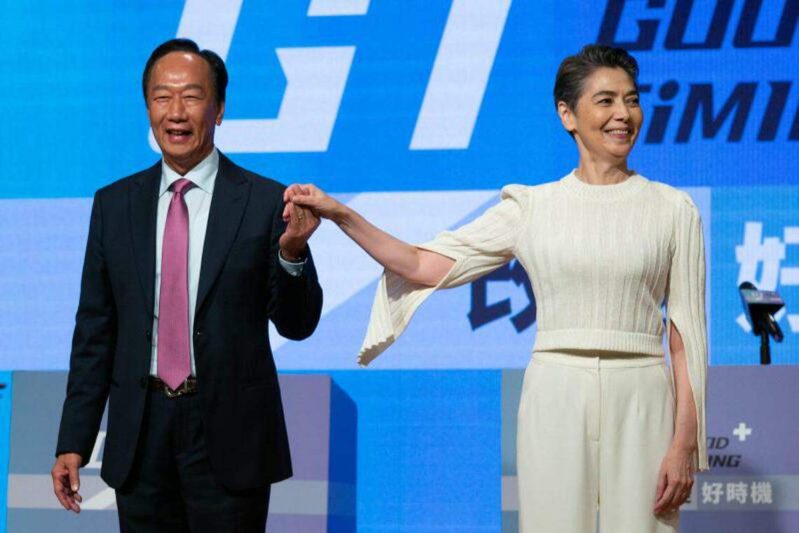 鸿海集团创办人郭台铭9月14日宣布与艺人、作家赖佩霞(右)搭档参选2024年总统大选。(法新社)