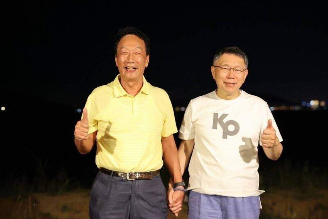 郭台铭(左)和柯文哲(右)两人今年5月30日在小金门海边牵手同框。(自由时报)