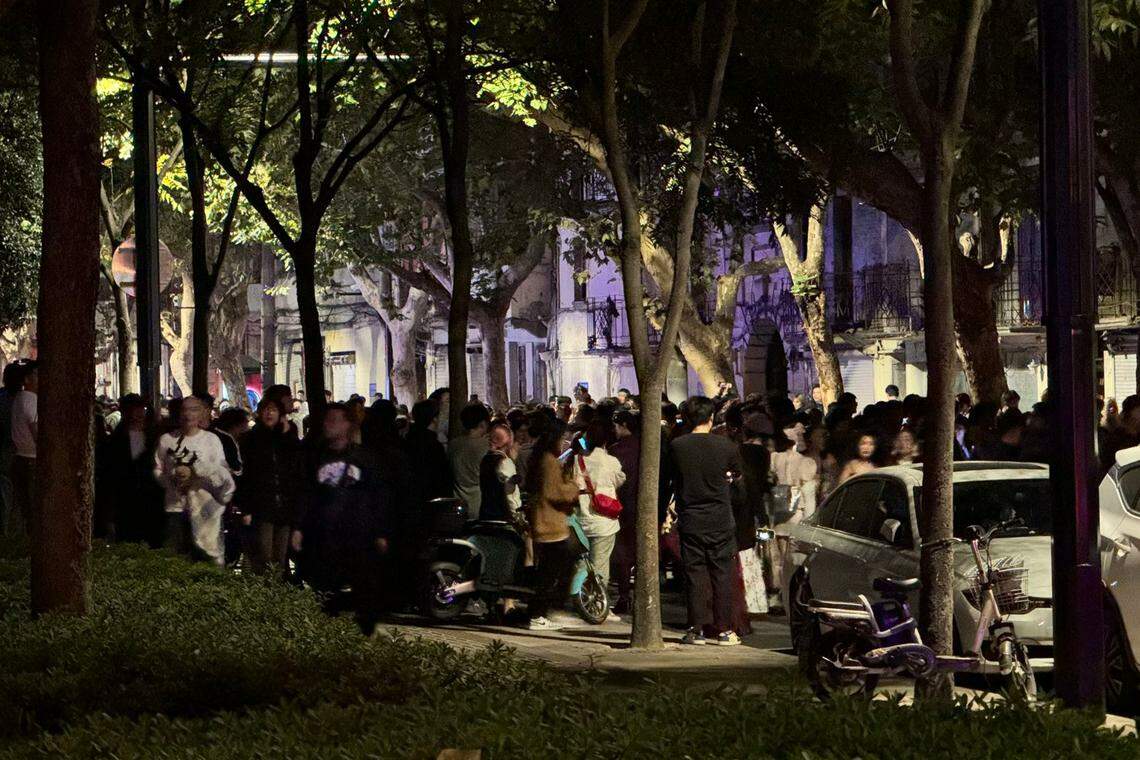 在上个周末,上海静安区的巨鹿路涌现大批庆祝万圣节的人潮。(互联网)