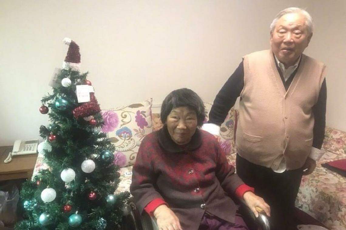 胡锡进2018年12月24日在微博晒出父母在家庆祝圣诞节的照片。(胡锡进微博)