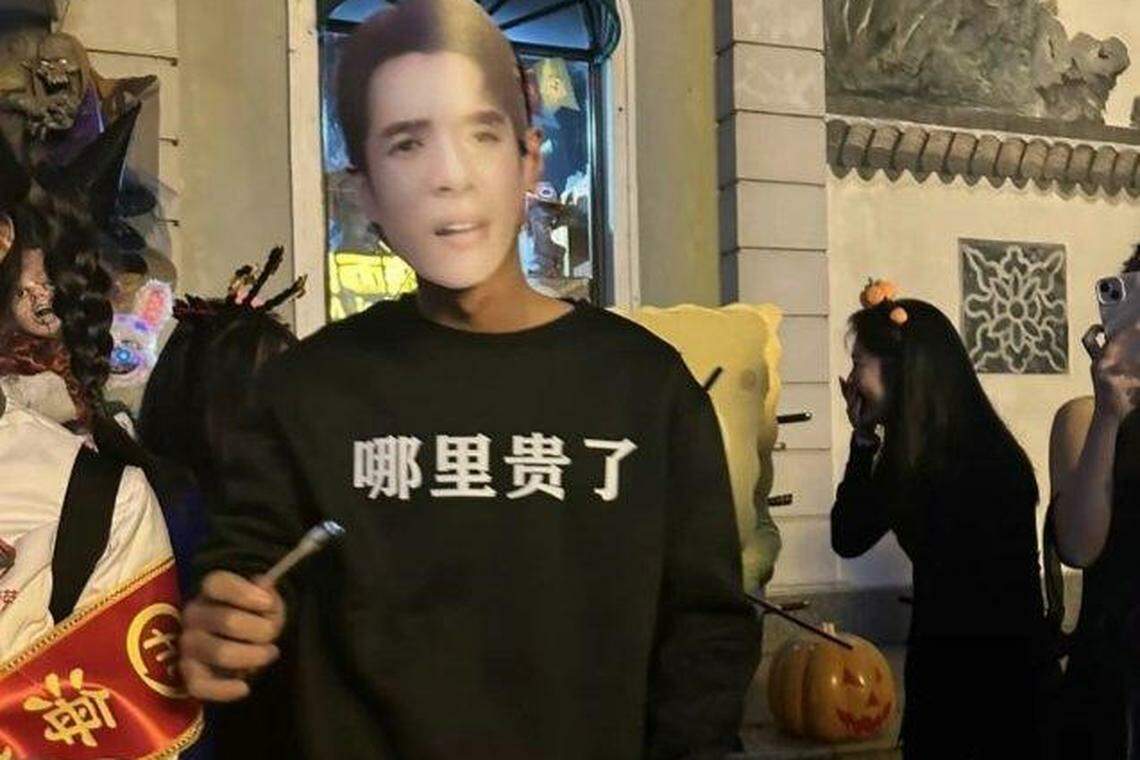 有人在上海街头身穿印有字句“哪里贵了”的T恤,打扮成最近陷入争议的直播主李佳琦。(互联网)