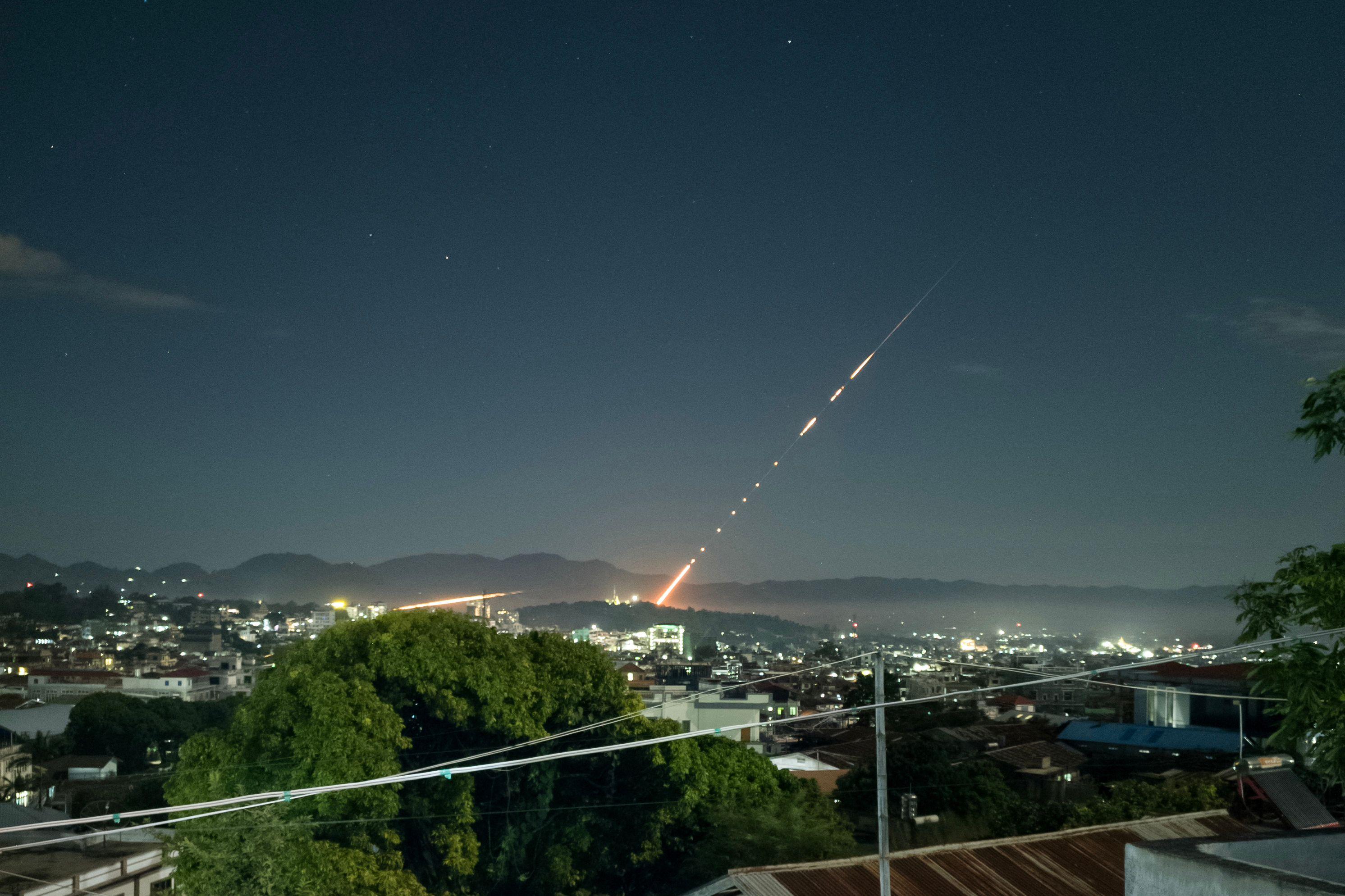 摄于上星期六(28日)晚的图片显示,缅军从掸邦腊戍镇一个基地发射导弹。掸邦北部民地武与缅甸军方的冲突已持续五天,数以千计的平民被迫逃离家园。(法新社)